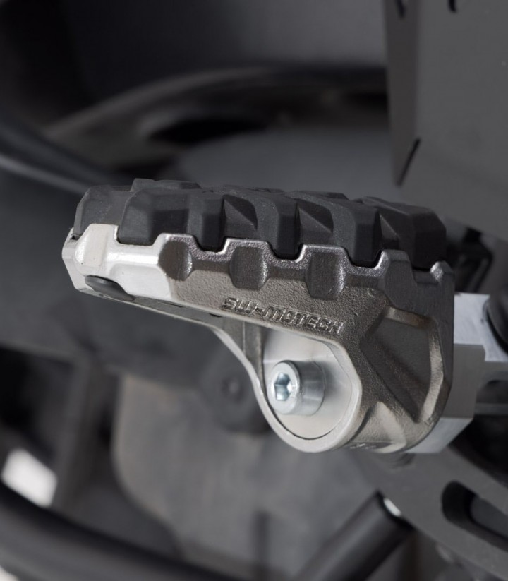 Reposapiés EVO con Adaptadores SW-MOTECH para Harley Davidson Pan America (RA1250) (21) FRS.18.112.10000