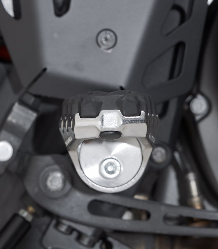 Reposapiés EVO con Adaptadores SW-MOTECH para Harley Davidson Pan America (RA1250) (21) FRS.18.112.10000