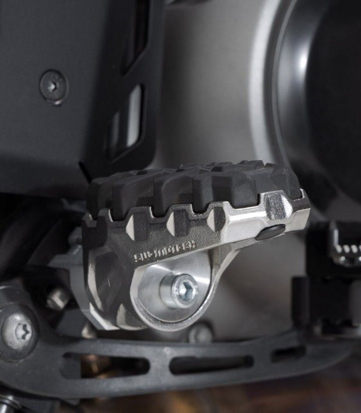 Reposapiés EVO con Adaptadores SW-MOTECH para Harley Davidson Pan America (RA1250) (21) FRS.18.112.10000