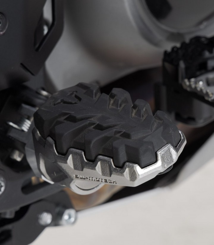 Reposapiés EVO con Adaptadores SW-MOTECH para Harley Davidson Pan America (RA1250) (21) FRS.18.112.10000