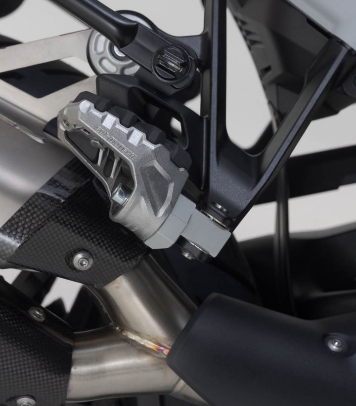 Reposapiés para Pasajero EVO con Adaptadores SW-MOTECH para BMW R 1300 GS (23-24), Harley Davidson Pan America/ST (21,24) FRS.18