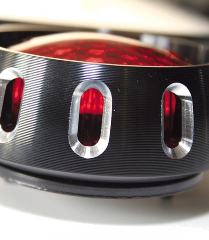 Piloto Trasero LED Highsider Miles Negro con Cristal Rojo