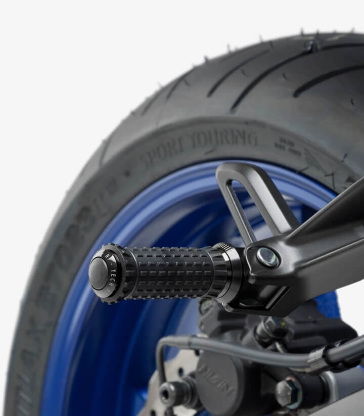 Estriberas R-Fighter S de Puig para moto en color negro