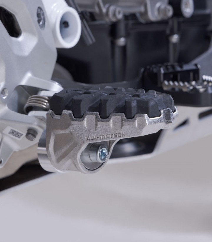Reposapiés EVO con Adaptadores SW-MOTECH para BMW F 450 GS (25) FRS.07.112.11200