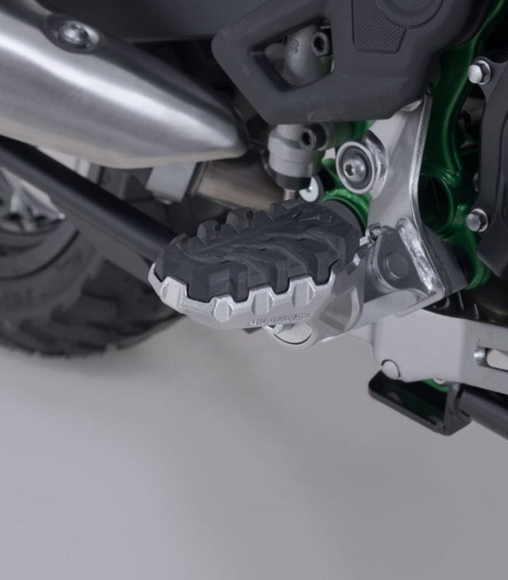 Reposapiés EVO con Adaptadores SW-MOTECH para Kawasaki KLE500 (26) FRS.08.112.10500
