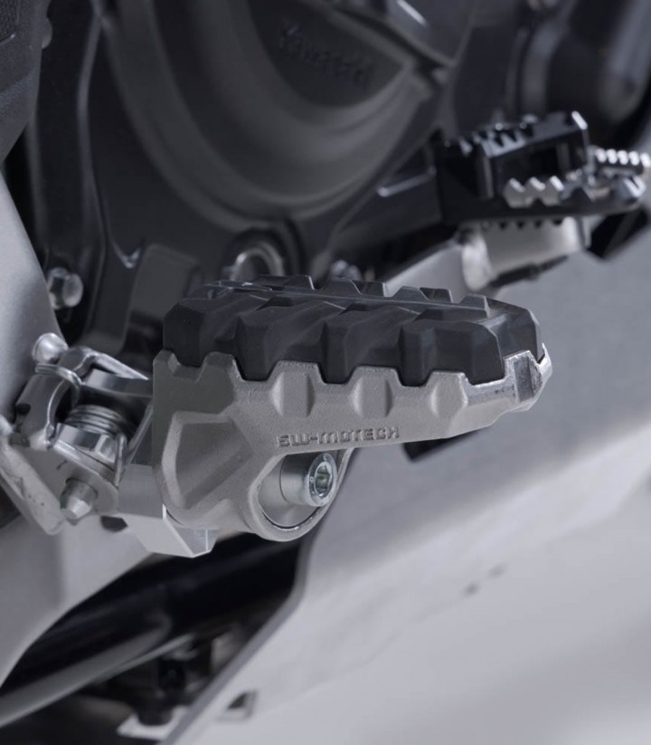 Reposapiés EVO con Adaptadores SW-MOTECH para Kawasaki KLE500 (26) FRS.08.112.10500