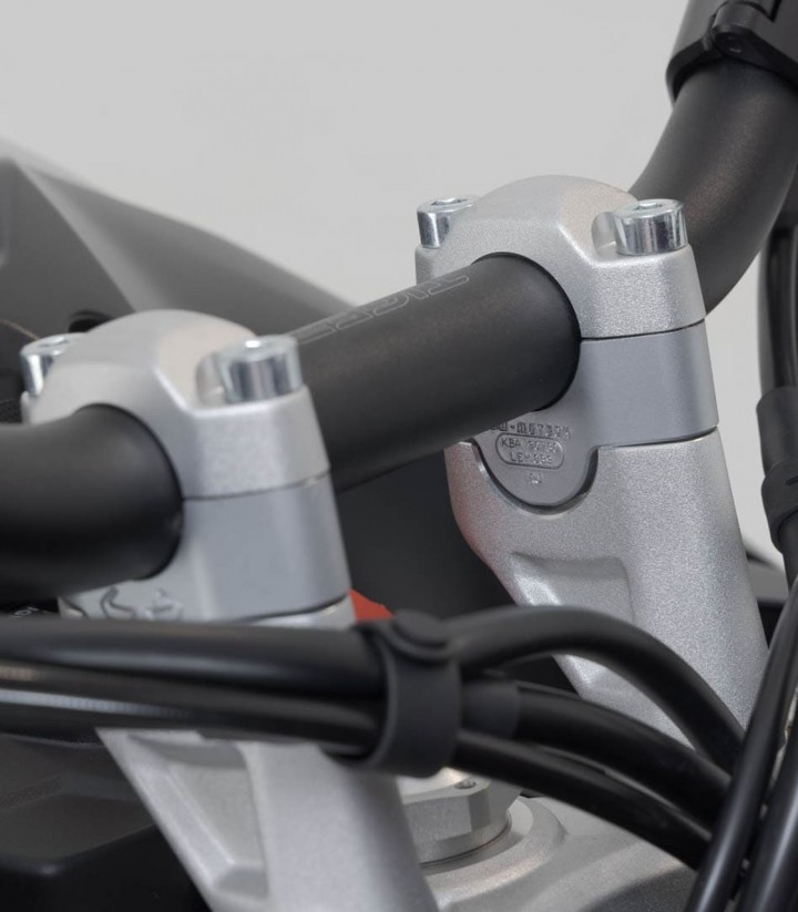 Torretas Elevadoras de Manillar 20 mm para Triumph Tiger 900 Alpine/Desert Edition (25), GT/Rally Pro (23) SW-MOTECH en Plateado