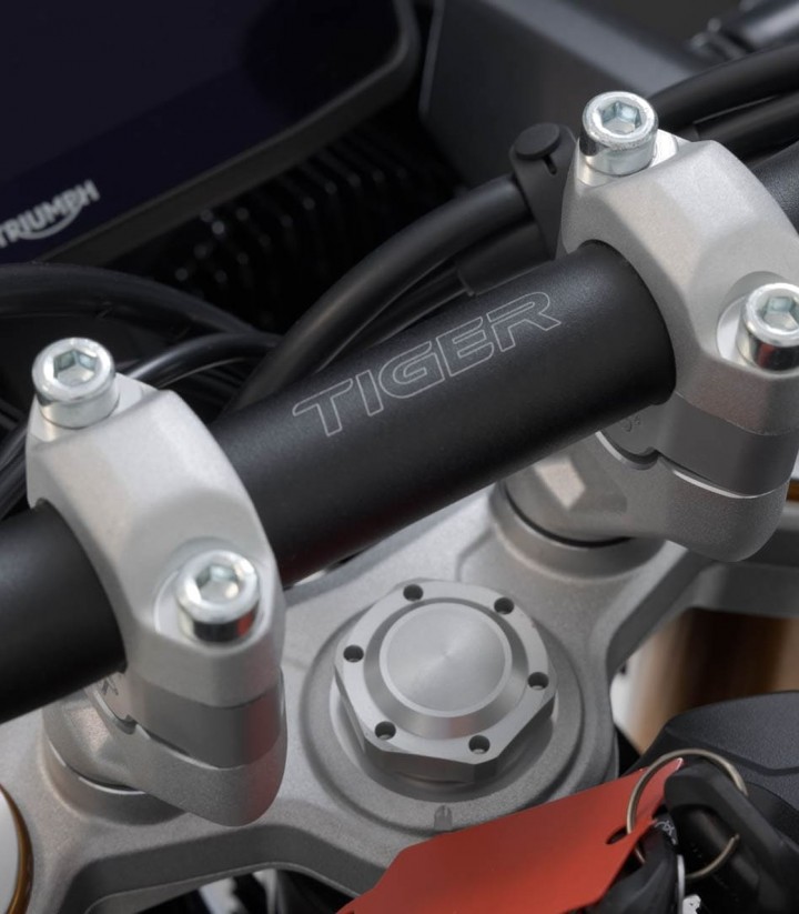 Torretas Elevadoras de Manillar 20 mm para Triumph Tiger 900 Alpine/Desert Edition (25), GT/Rally Pro (23) SW-MOTECH en Plateado