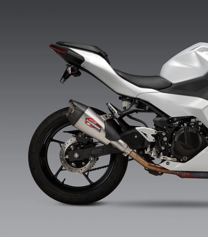 Escape Yoshimura AT2 Acero con punta de carbono para Kawasaki Ninja 500 (24-26) 14730bp520