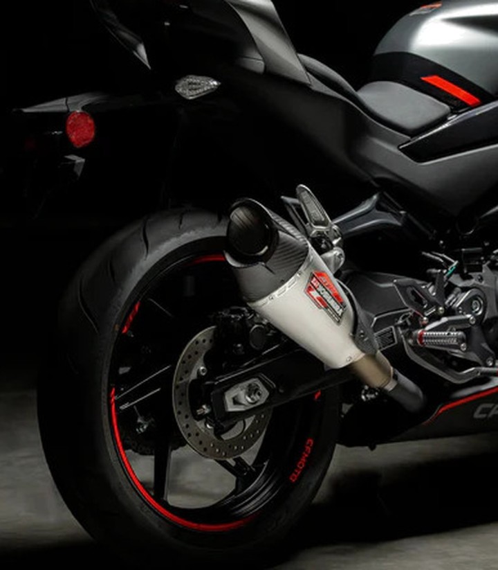 Escape Yoshimura AT2 Acero con punta de carbono para CFMOTO NK 450 (24), SS 450 (23-24) 19450bp520