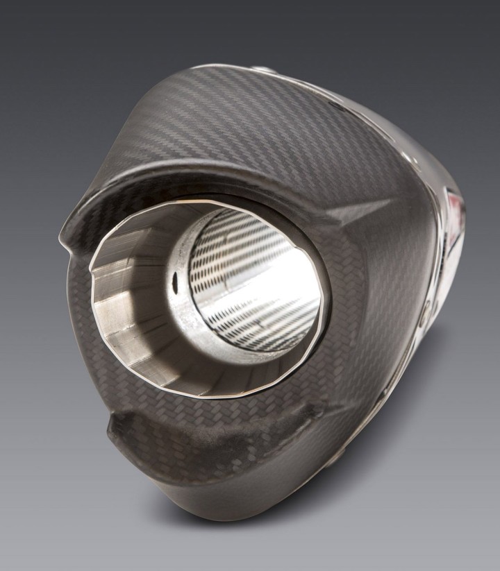 Escape completo Yoshimura AT2 Acero con punta de carbono para Triumph Trident 660 (24) 19660ap520