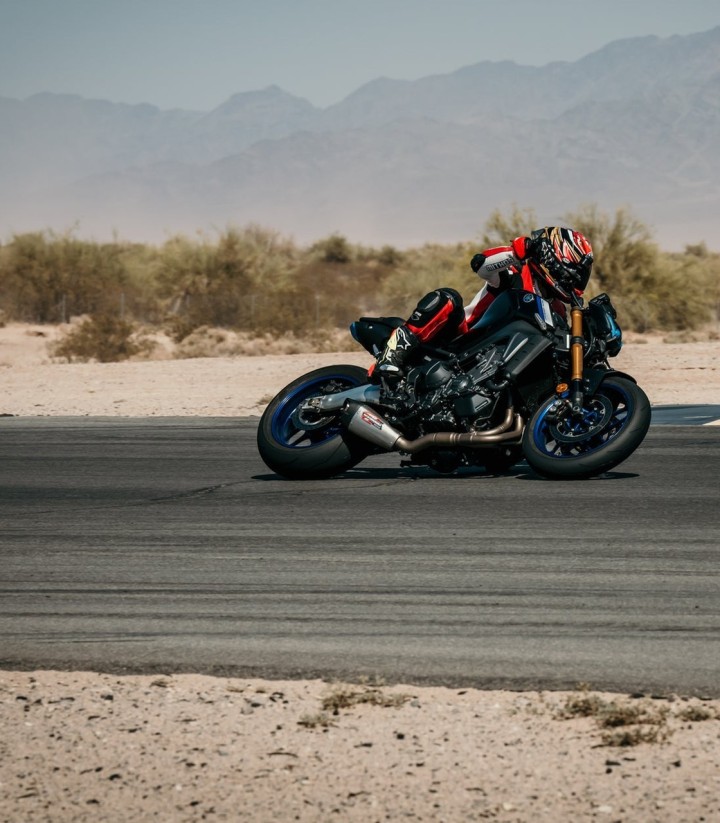 Yoshimura AT2 SS Full System Stainless with Carbon End Cap for Yamaha MT 09 (21-24), XSR 900 (22-24) 13992ap521