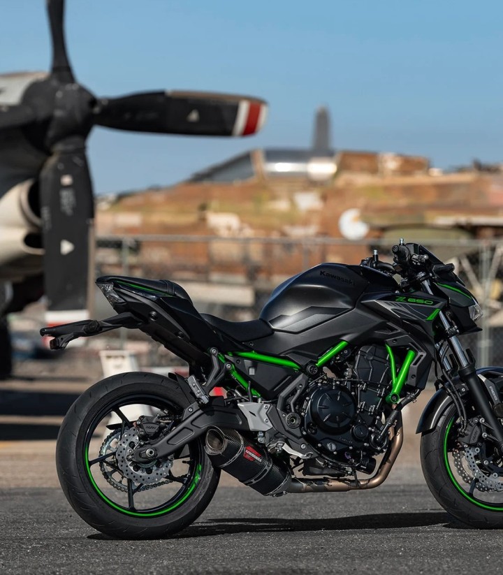 Complete uitlaat Yoshimura AT2 SS Staal met carbon eindstuk voor Kawasaki Ninja 650 (17-24), Z 650 (17-24) 14651am221