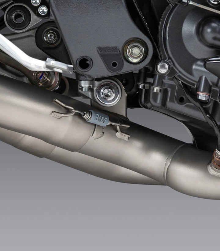 Yoshimura AT2 con colector Exhaust Stainless with Carbon End Cap for Yamaha MT 10 (22-24) 13101cp520