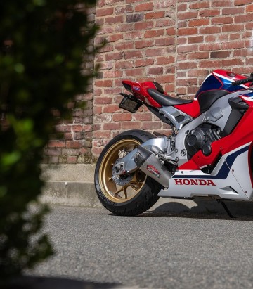 Yoshimura AT2 Exhaust Stainless with Carbon End Cap for Honda CBR 1000 RR (17-19) 12202bp521