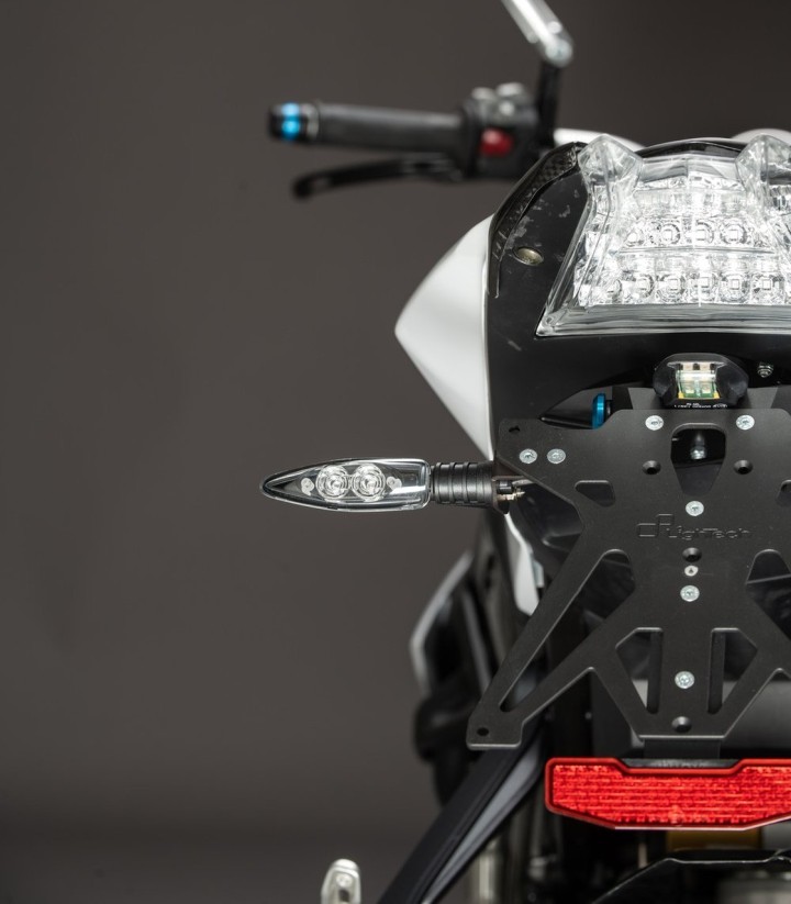 Portamatrículas Regulable LighTech con Luz LT009 y Catadióptrico en Negro para BMW HP4 (09-18), S 1000 R (14-19), S 1000 RR (09-