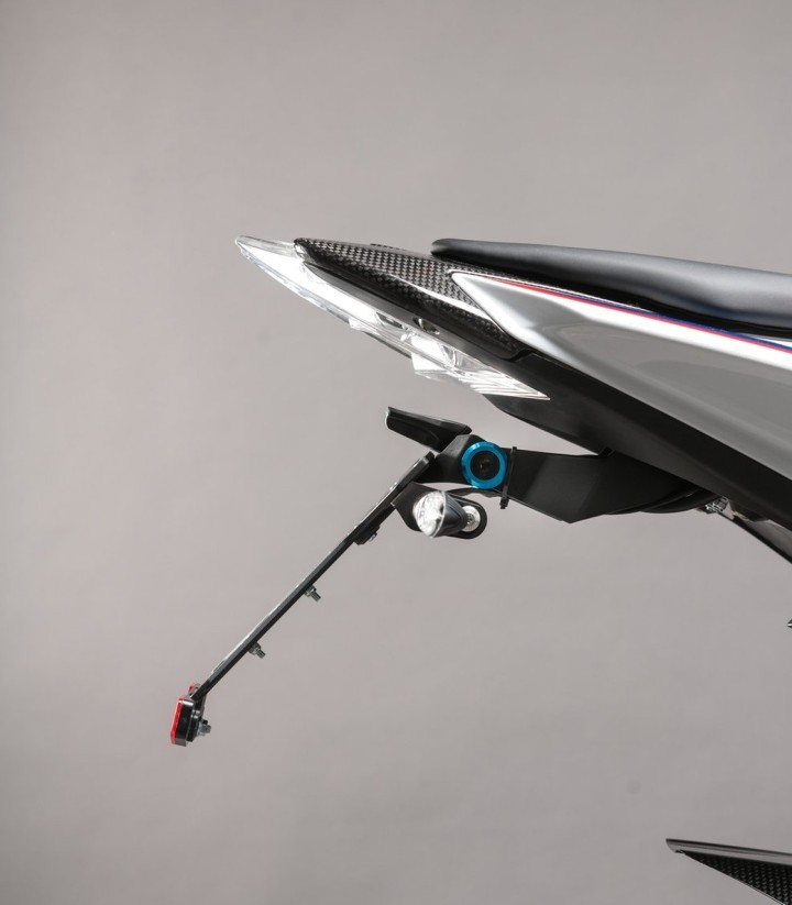 Verstellbarer Kennzeichenhalter LighTech mit LT009 Beleuchtung und Reflektor in Schwarz für BMW HP4 (09-18), S 1000 R (14-19), S
