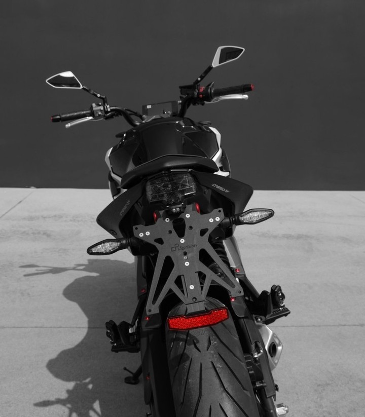 Suporte de Matrícula Regulável LighTech com Luz, Refletor e Suporte de Piscas Racing em Preto para CFMOTO NK 650 (21-24)