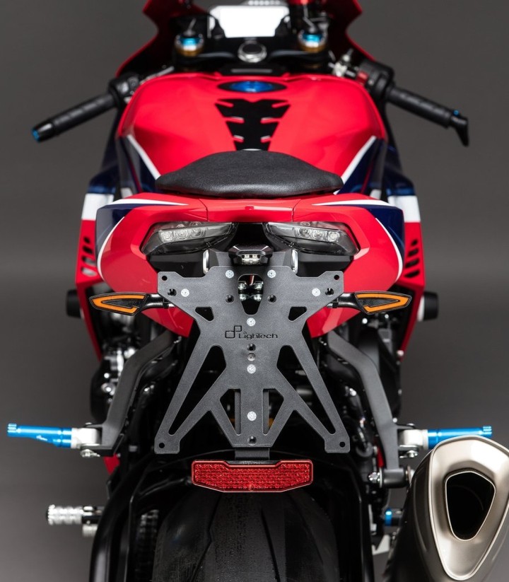 Portatarga Regolabile LighTech con Luce LT009 e Catarifrangente in Nero per Honda CBR 1000 RR (20-24)