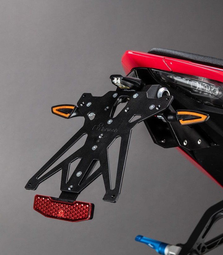 Verstellbarer Kennzeichenhalter LighTech mit LT009 Beleuchtung und Reflektor in Schwarz für Honda CBR 1000 RR (20-24)