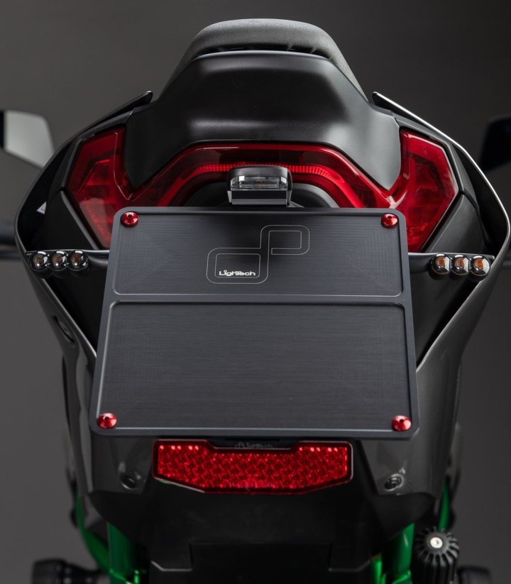 Support de Plaque Réglable LighTech avec Éclairage LT009 et Catadioptre en Noir pour Kawasaki Z 900 (25)
