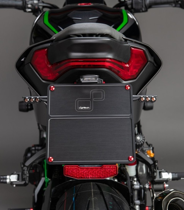 Support de Plaque Réglable LighTech avec Éclairage LT009 et Catadioptre en Noir pour Kawasaki Z 900 (25)