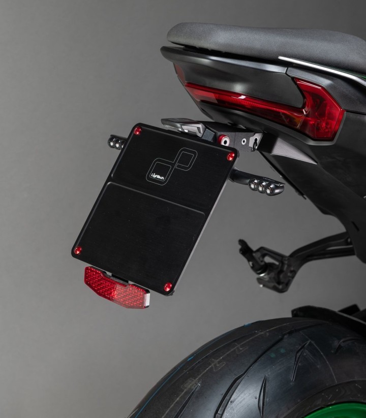 Verstellbarer Kennzeichenhalter LighTech mit LT009 Beleuchtung und Reflektor in Schwarz für Kawasaki Z 900 (25)
