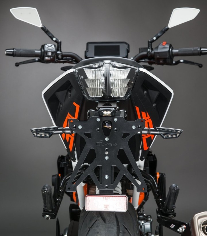 Portamatrículas Regulable LighTech con Luz LT009 y Catadióptrico en Negro para KTM Duke 125 (17-23), Duke 390 (17-23)