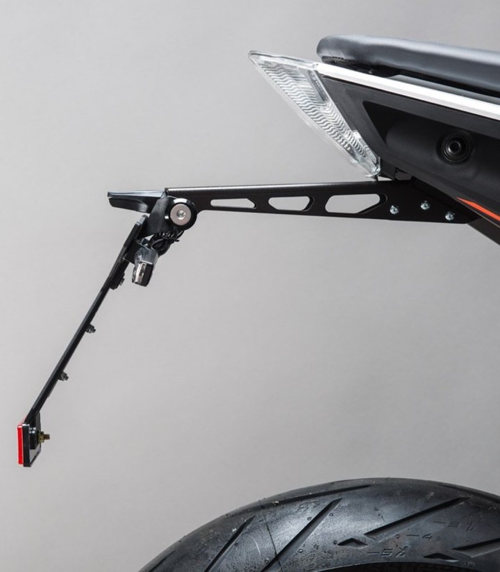 Support de Plaque Réglable LighTech avec Éclairage LT009 et Catadioptre en Noir pour KTM Duke 125 (17-23), Duke 390 (17-23)
