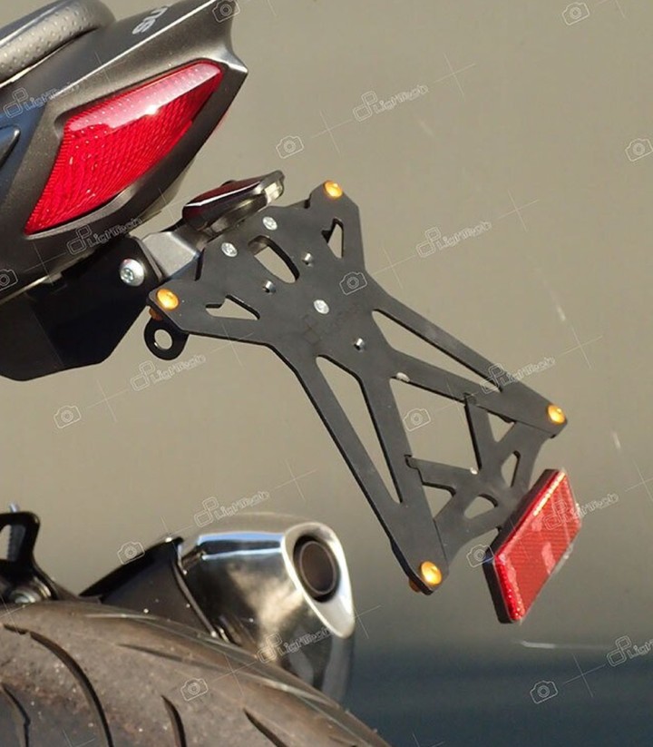 Verstellbarer Kennzeichenhalter LighTech mit LT009 Beleuchtung und Reflektor in Schwarz für Suzuki SV 650 (16-24)