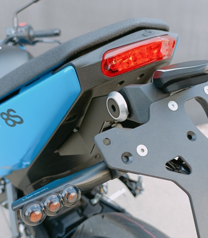 Suporte de Matrícula Regulável LighTech com Luz, Refletor e Suporte de Piscas Racing em Preto para Suzuki GSX-8R/S (23-24)