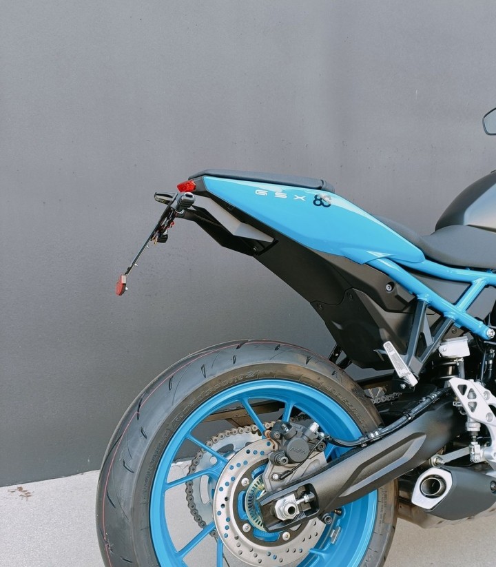 Support de Plaque Réglable LighTech avec Éclairage, Catadioptre et Support de Clignotants Racing en Noir pour Suzuki GSX-8R/S (2