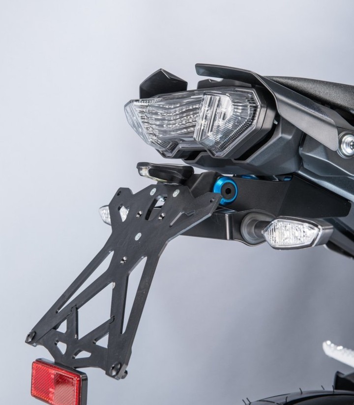 Suporte de Matrícula Regulável LighTech com Luz LT009 e Refletor em Preto para Yamaha MT 10 (16-21)