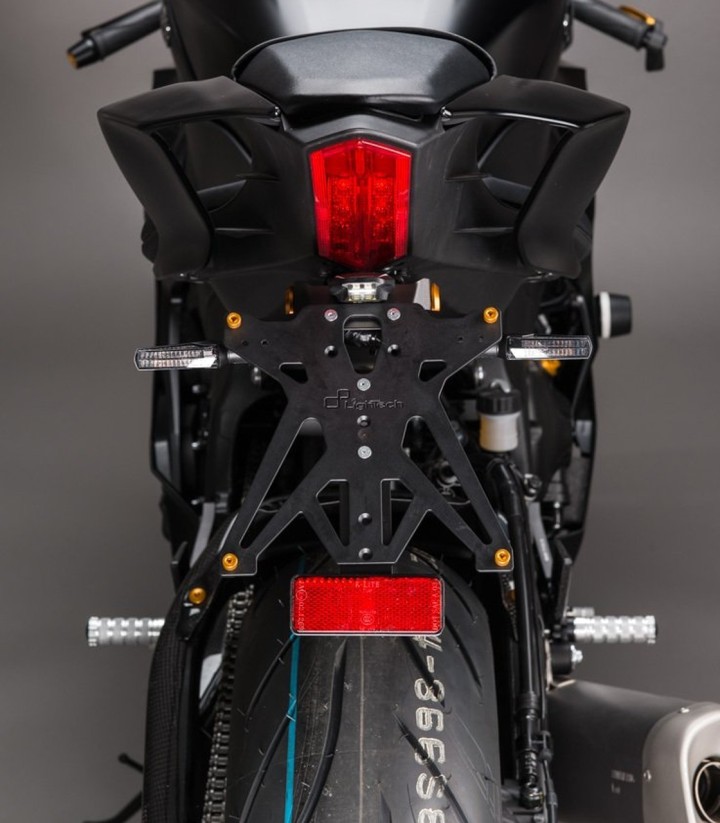 Verstelbare Kentekenplaathouder LighTech met LT009 Verlichting en Reflector in Zwart voor Yamaha YZF R6 (17-24)