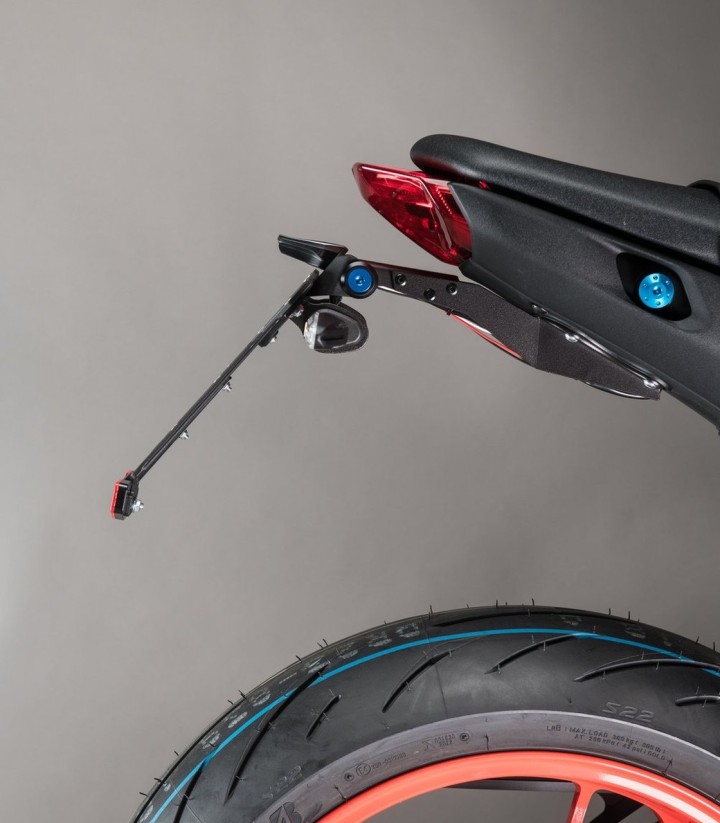 Portamatrículas Regulable LighTech con Luz LT009 y Catadióptrico en Negro para Yamaha MT 09 (21-24)