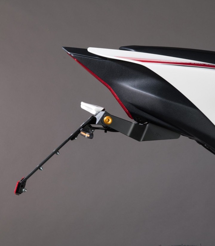 Verstellbarer Kennzeichenhalter LighTech mit Beleuchtung, Reflektor und Halterung für Racing-Blinker in Schwarz für Yamaha R7 (2