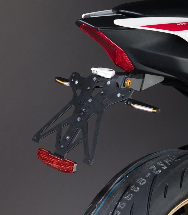 Portatarga Regolabile LighTech con Luce, Catarifrangente e Supporto Frecce Racing in Nero per Yamaha R7 (22-24)