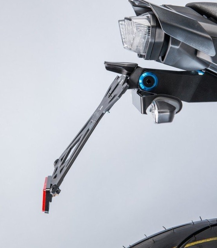 Portamatrículas Regulable LighTech en Negro para Yamaha MT 10 (16-22)