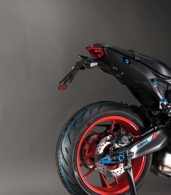 Suporte de Matrícula Regulável LighTech em Preto para Yamaha MT 09 (21-24)