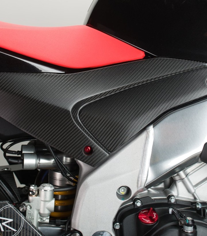 Painéis laterais sob o depósito de carbono LighTech para Aprilia RSV 4 1100 (21-25), Tuono V4 1000 (25), Tuono V4 1100 (21-25)