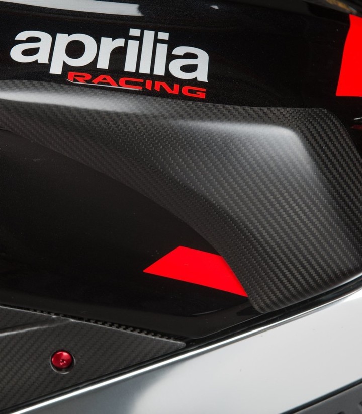 Tankafdekking van carbon LighTech voor Aprilia RSV 4 1100 (21-25), Tuono V4 1000 (25), Tuono V4 1100 (21-25)