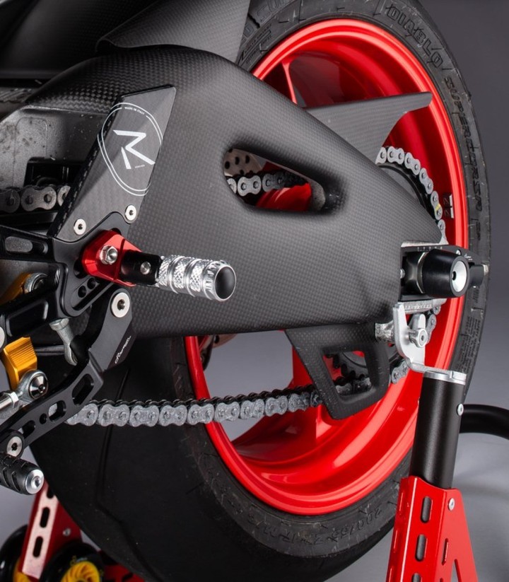 Protección de Basculante de Carbono LighTech para Aprilia RSV 4 1000 (15-20), RSV 4 1100 (19-20)
