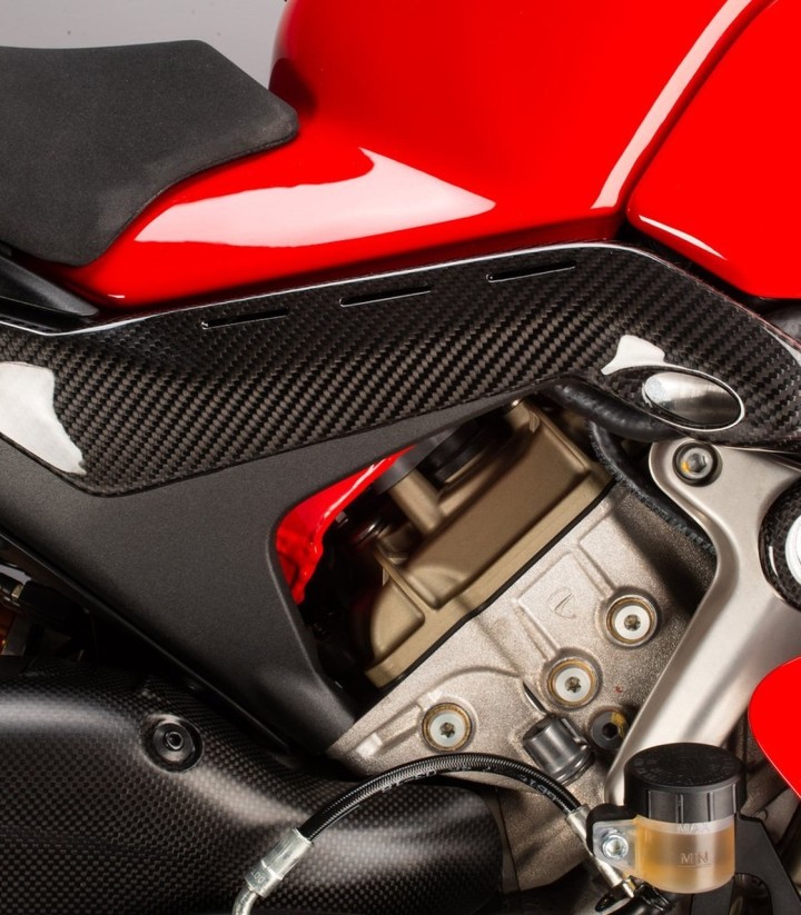 Zijpanelen onder de tank van carbon LighTech voor Ducati Panigale 1000 V4 R (19-20), Panigale 1100 V4 (22-23)
