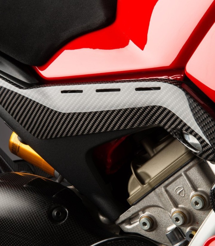 Painéis laterais sob o depósito de carbono LighTech para Ducati Panigale 1000 V4 R (19-20), Panigale 1100 V4 (22-23)