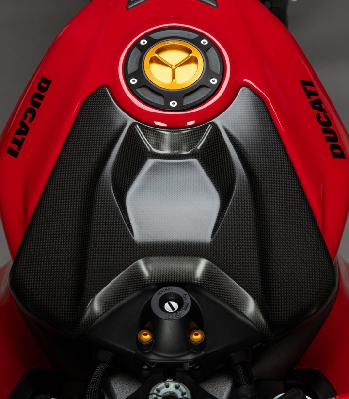 Tankafdekking van carbon LighTech voor Ducati Panigale 1000 V4 R (26), Panigale 1100 V4 (25-26)
