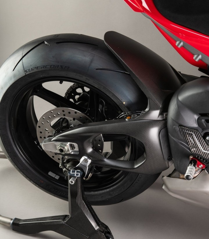 Protection de bras oscillant en carbone LighTech pour Ducati Panigale 1100 V4 (25)