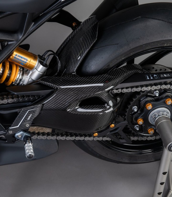 Protezione forcellone in carbonio LighTech per Triumph Speed Triple 1200 (21-25)