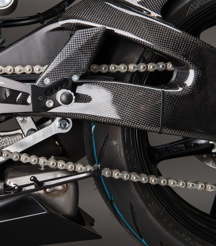 Protezione forcellone in carbonio LighTech per Yamaha YZF R6 (17-24)