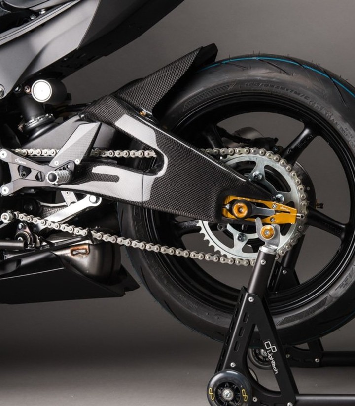 Protezione forcellone in carbonio LighTech per Yamaha YZF R6 (17-24)