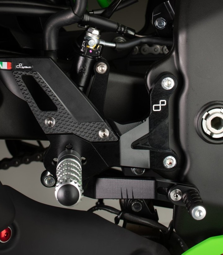 Verstellbare Fußrastenanlage LighTech für Kawasaki ZX 25 R (23-24), ZX 4 RR (24)